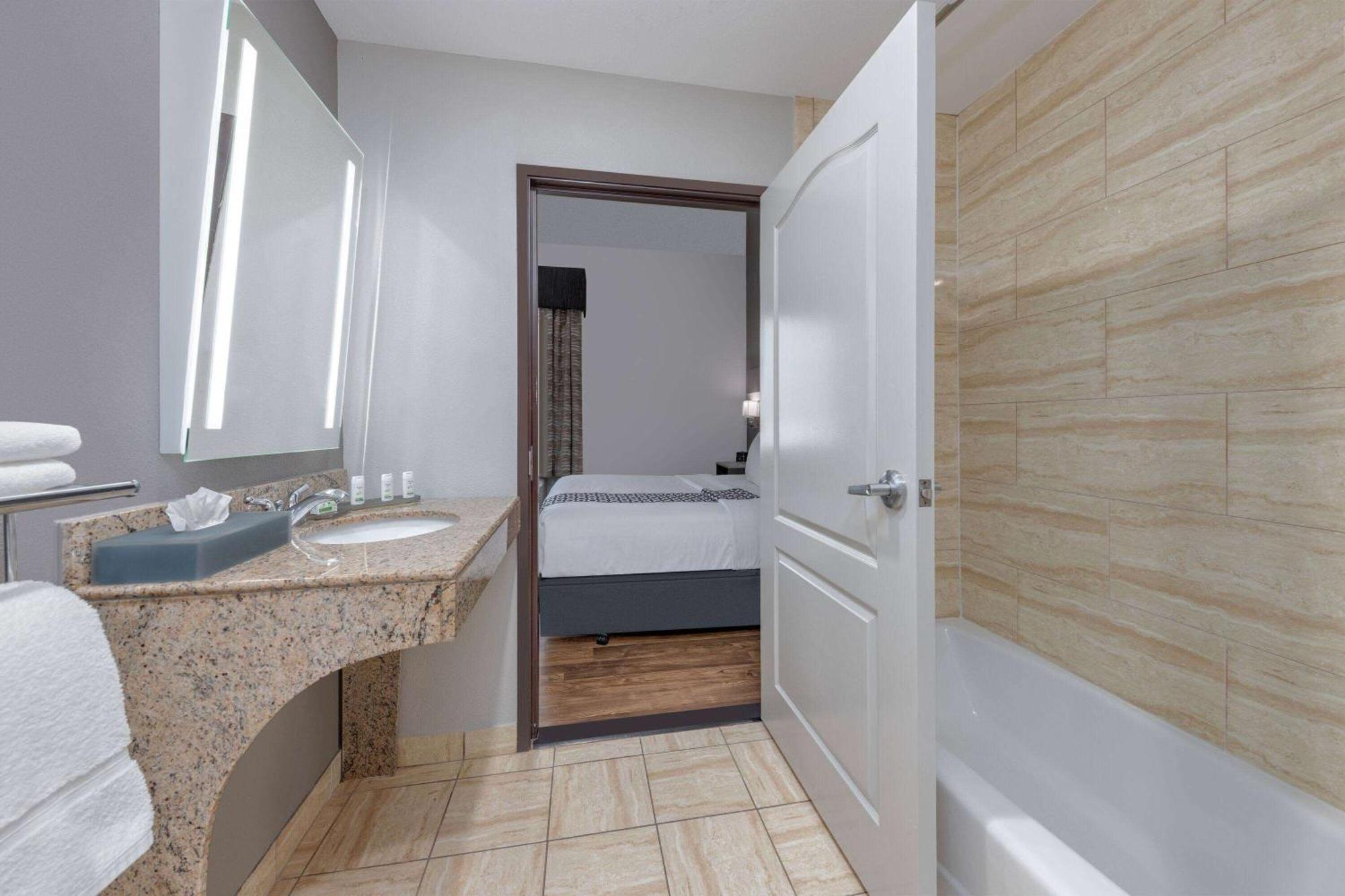 La Quinta By Wyndham Allen At The Village Ngoại thất bức ảnh